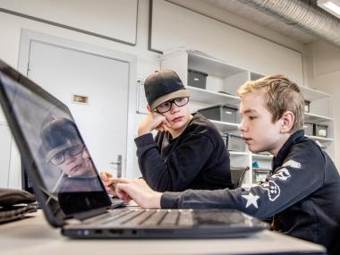 Drenge arbejder i klasse